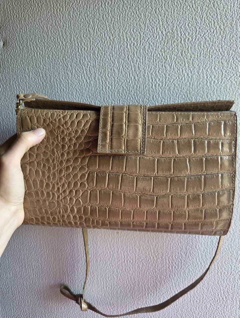 Vintage 90s Vivage Large Classic Croc-Embossed Leather Crossbody Clutch Bag  Tan